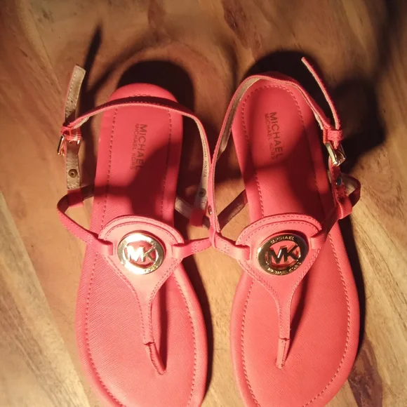 Michael Kors Pink leather with Gold Tone MK Logo Thong Sandals Sz. 9M-US, 39 EU - Picture 6 of 8